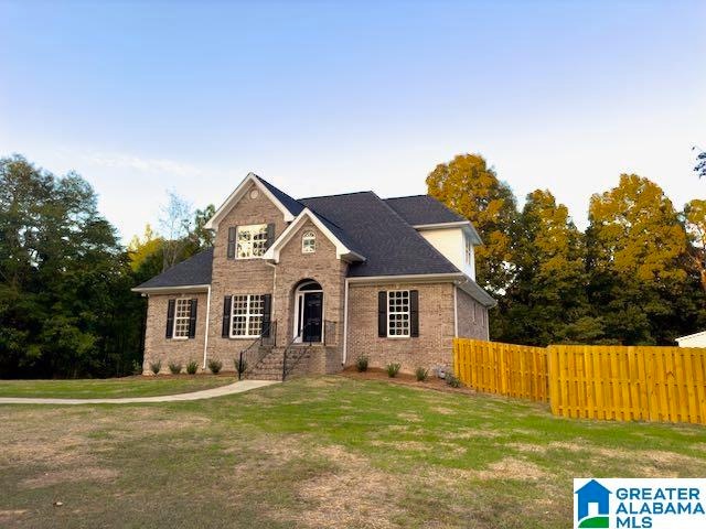 view of front of property featuring a front lawn