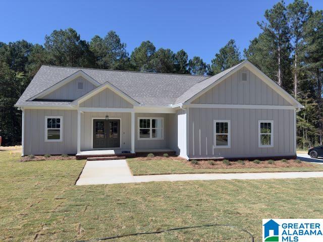 view of front of property with a front yard