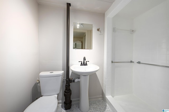 177 Ross Dr, Mountain Brook, AL 35213 - bathroom featuring toilet, a tile shower, tile patterned floors, and baseboards