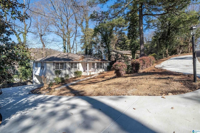 177 Ross Dr, Mountain Brook, AL 35213 - ranch-style home featuring a porch and fence