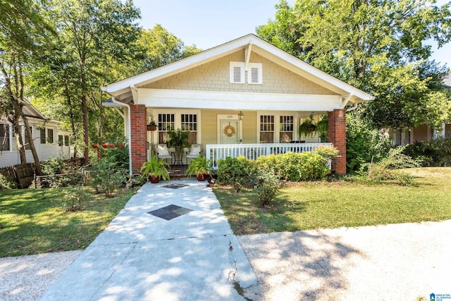 bungalow-style house featuring a front lawn