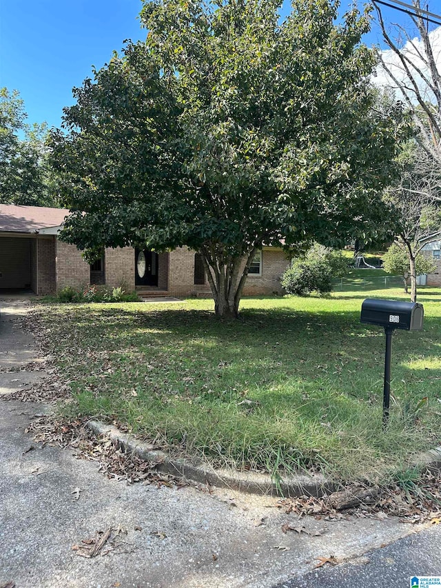 view of front facade with a front lawn