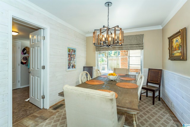 dining room featuring crown molding and a notable chandelier