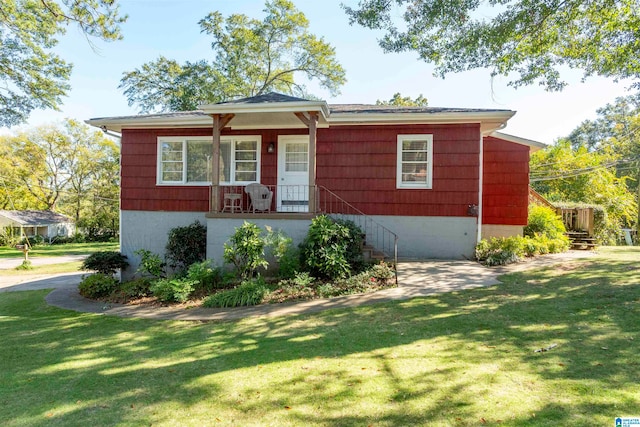 view of front of home featuring a front yard