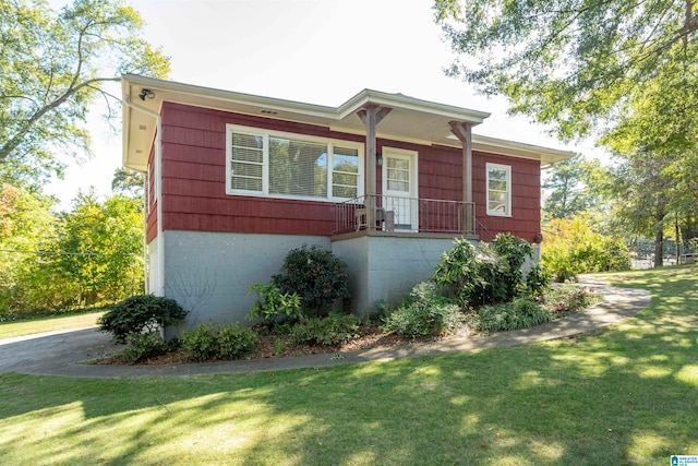 single story home featuring a front yard