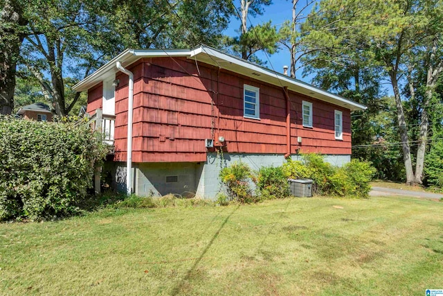 view of side of property featuring a yard