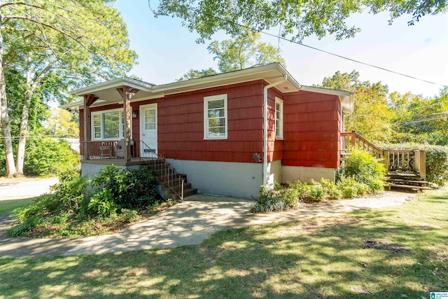 view of front facade with a front yard