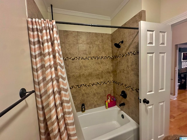 bathroom featuring hardwood / wood-style flooring, crown molding, and shower / tub combo with curtain