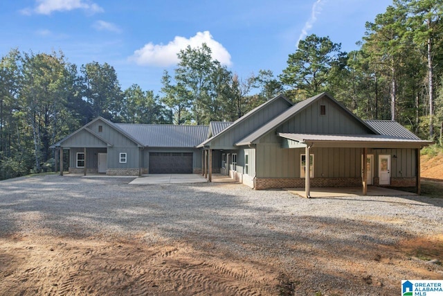 view of front facade featuring a garage