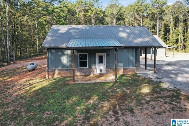 view of front of property with a front lawn and a carport