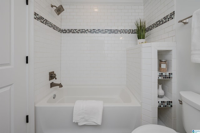 bathroom with toilet and tiled shower / bath