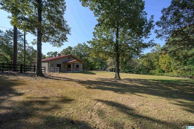 view of yard with an outdoor structure