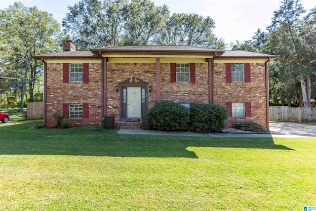 split foyer home featuring a front lawn