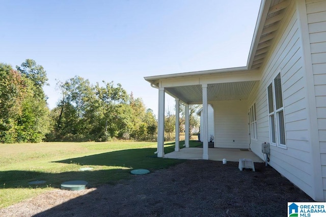 view of yard featuring a patio