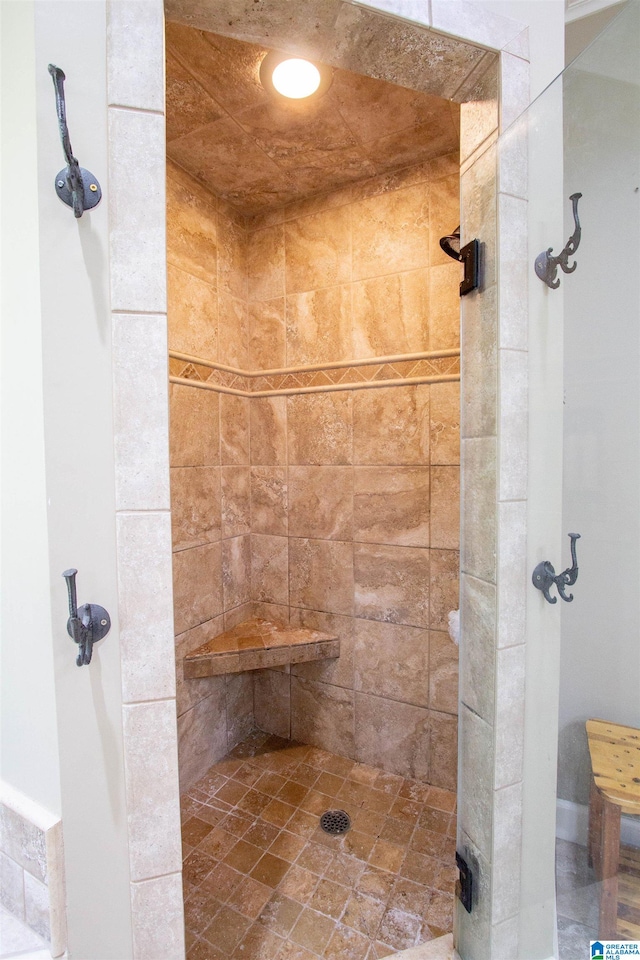 bathroom featuring a tile shower