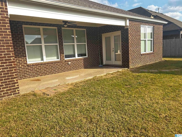 view of front facade with a front yard and ceiling fan