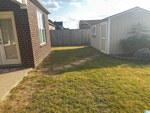 view of yard featuring a storage unit