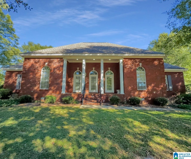 view of front facade featuring a front yard