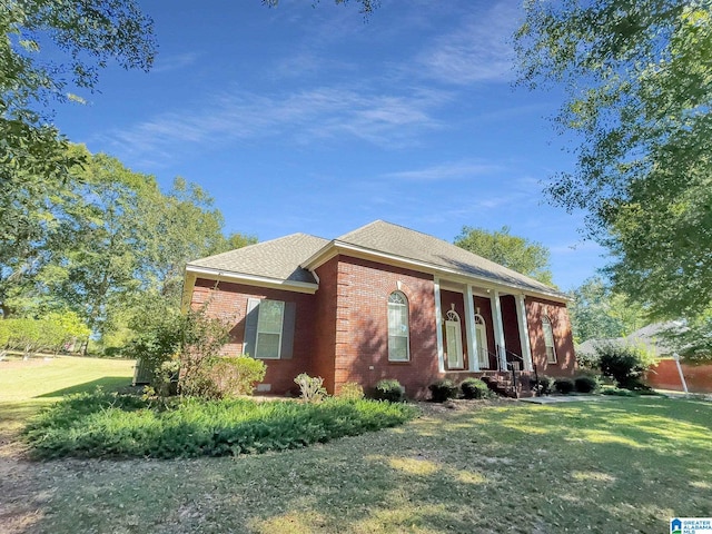 view of front of house with a front lawn