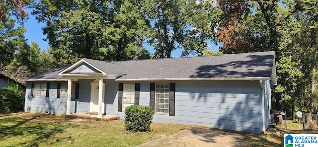 single story home with a front yard