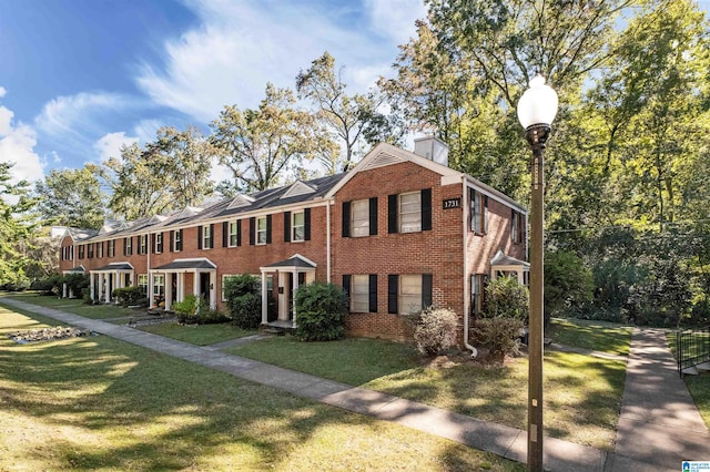 view of front of house featuring a front lawn