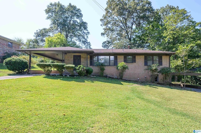 view of front of property featuring a front lawn