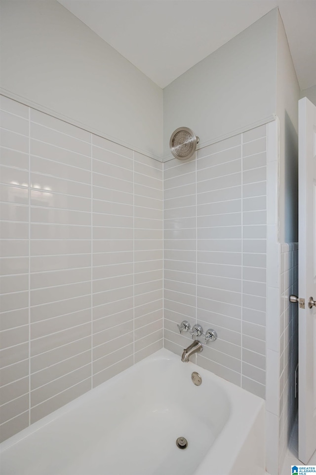 bathroom featuring tiled shower / bath combo