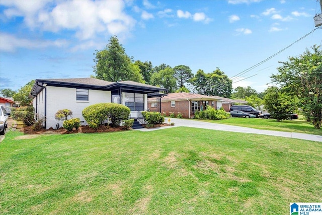 view of front of home featuring a front yard