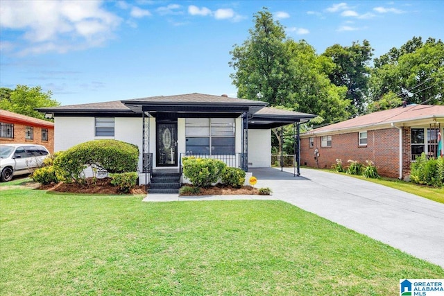 view of front of home with a carport and a front yard