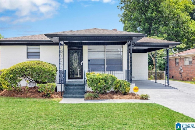 view of front of house with a carport and a front yard