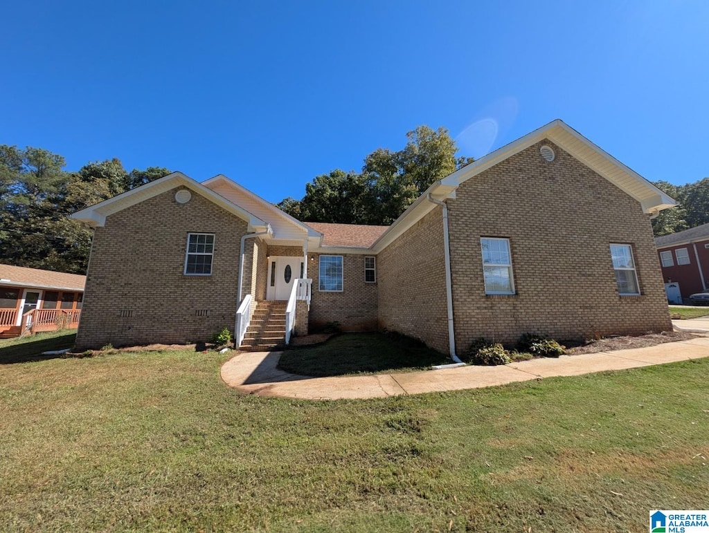 view of front facade featuring a front lawn