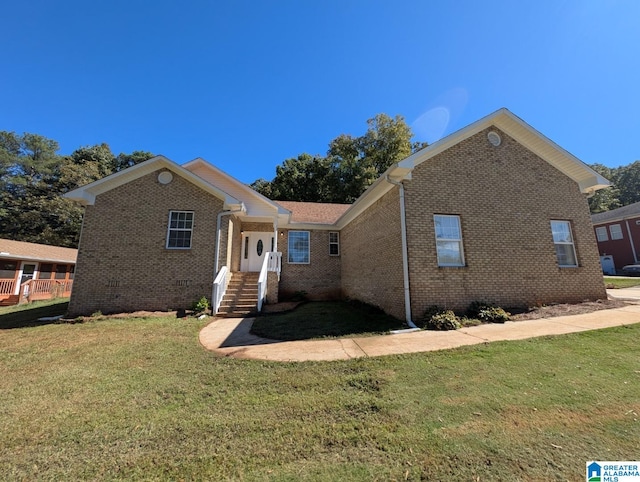 view of front facade featuring a front lawn