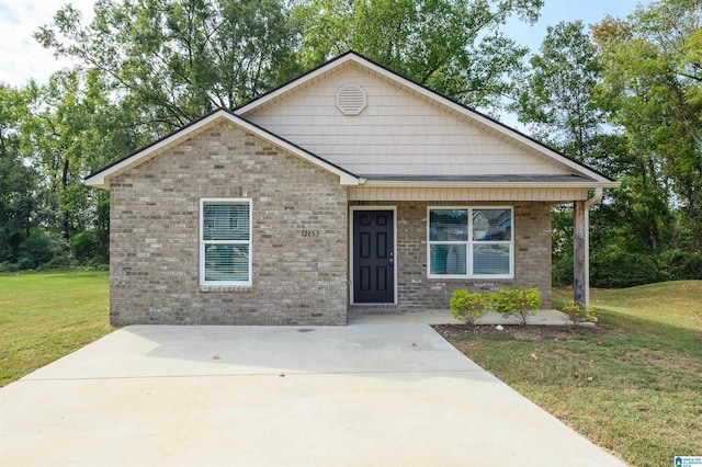 view of front of property with a front yard