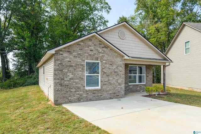 view of front facade with a front yard