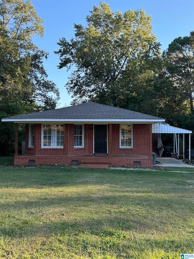 view of front of house featuring a porch, a front yard, and a carport