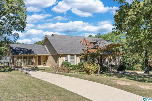 view of front of property featuring a front yard