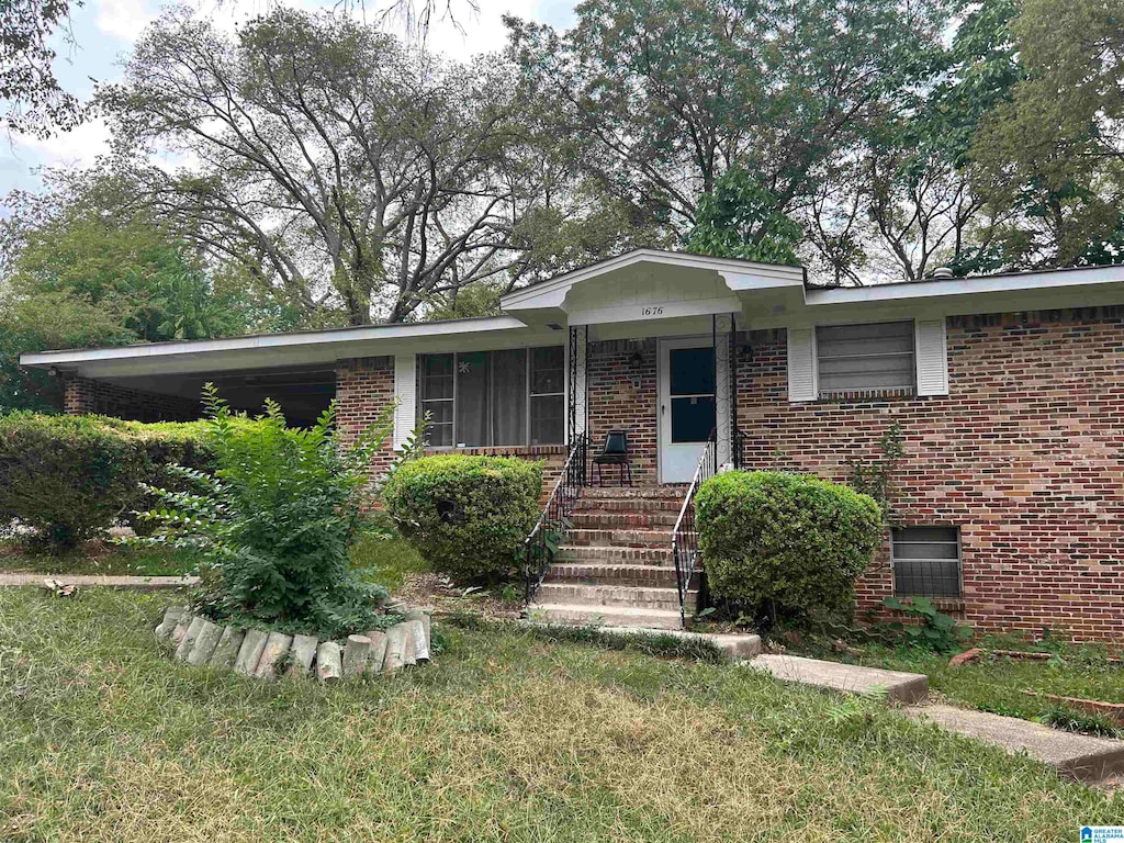 ranch-style home featuring a front yard