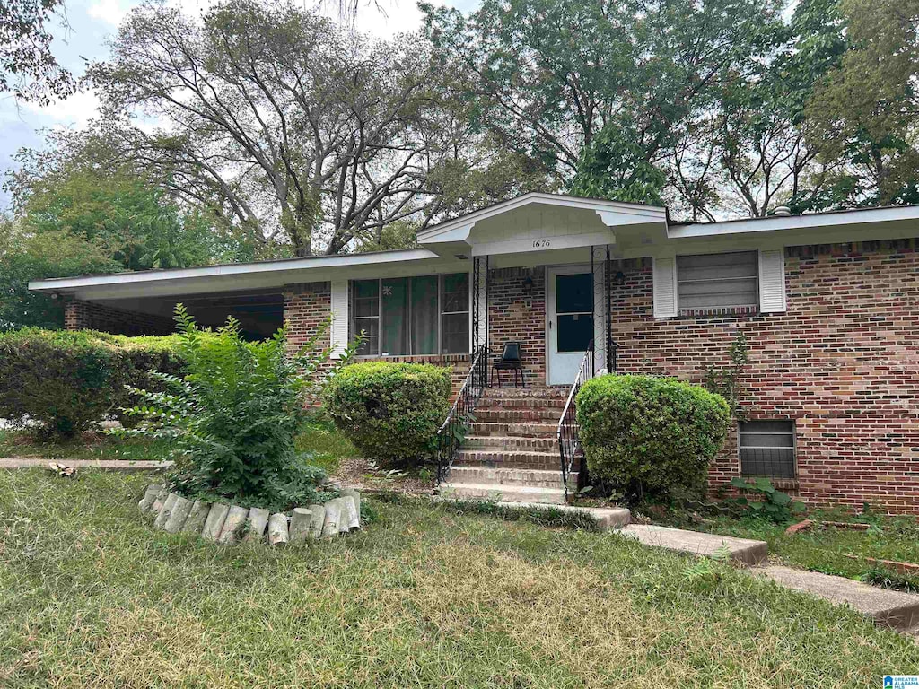 ranch-style home featuring a front yard