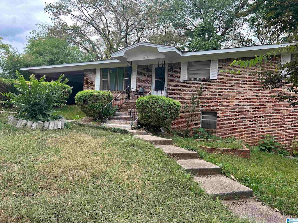 single story home featuring a front yard