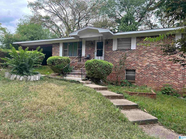 single story home featuring a front yard