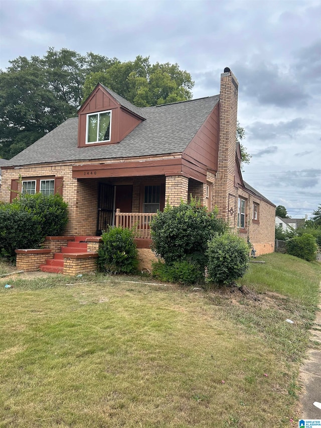 view of front of property featuring a front yard