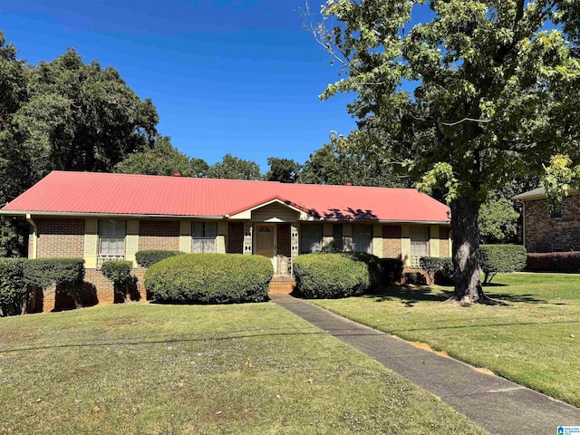 ranch-style home featuring a front lawn