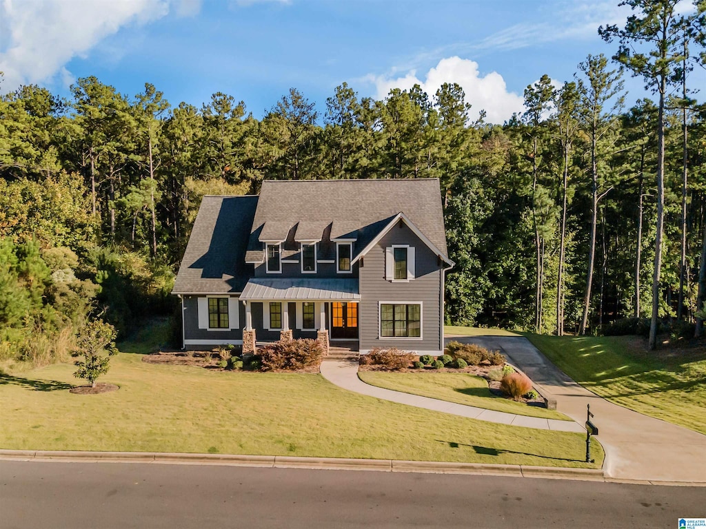 view of front of home featuring a front yard