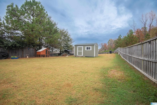 view of yard with a storage unit