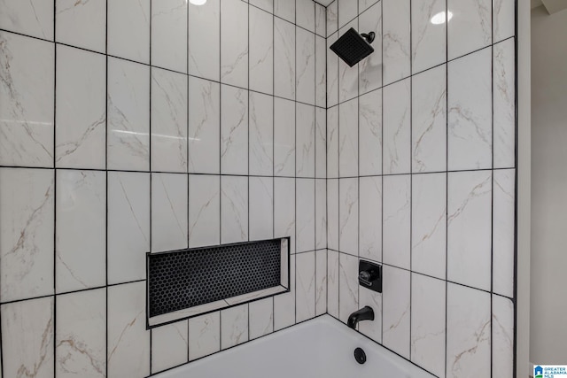 bathroom with tiled shower / bath combo