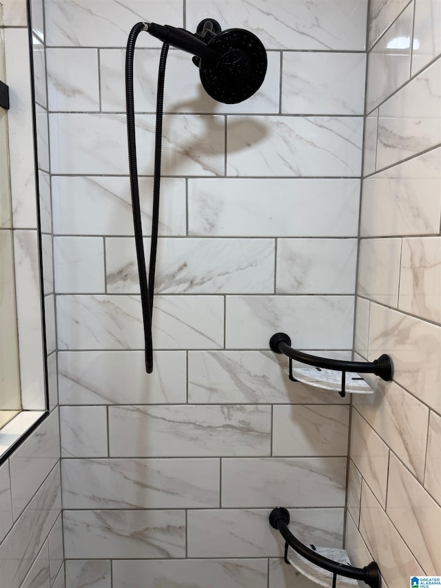 bathroom featuring tiled shower