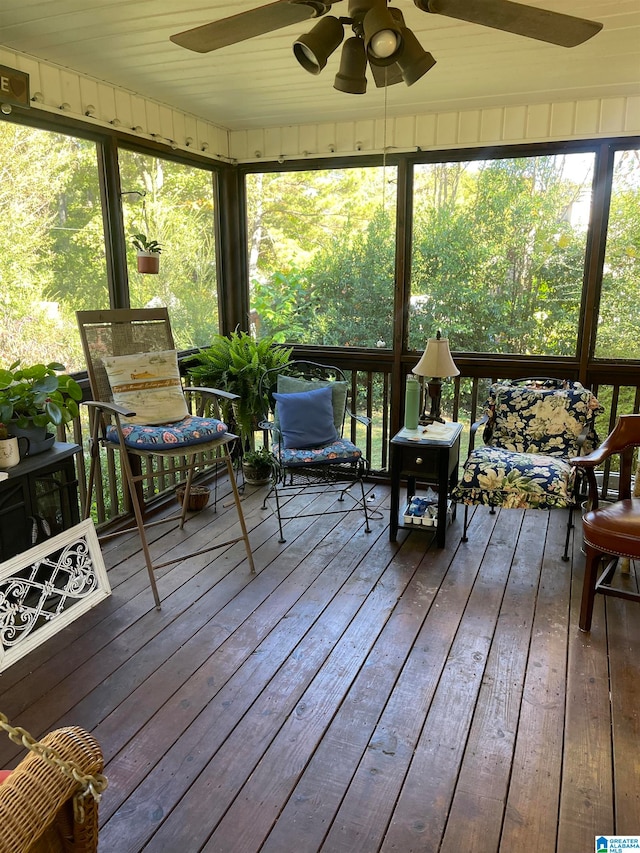 sunroom with ceiling fan