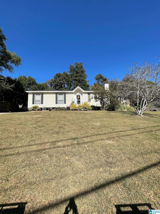 view of front facade featuring a front lawn