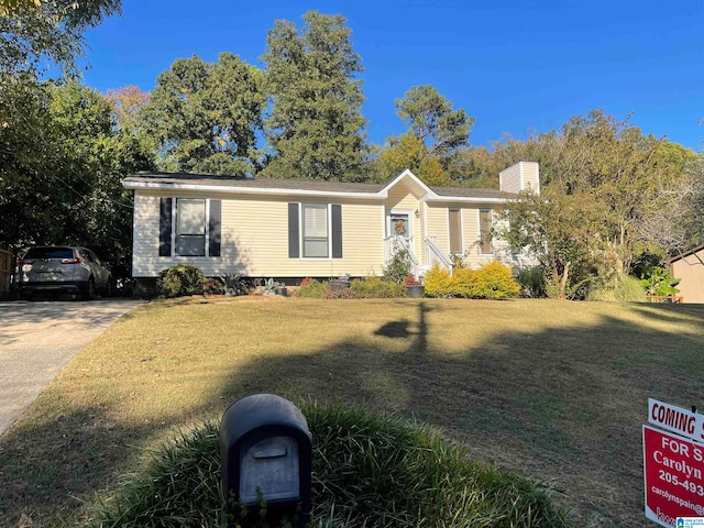 view of front facade with a front yard