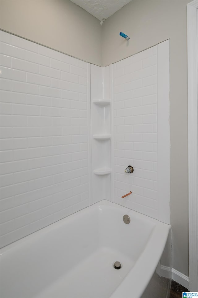 bathroom featuring tiled shower / bath combo